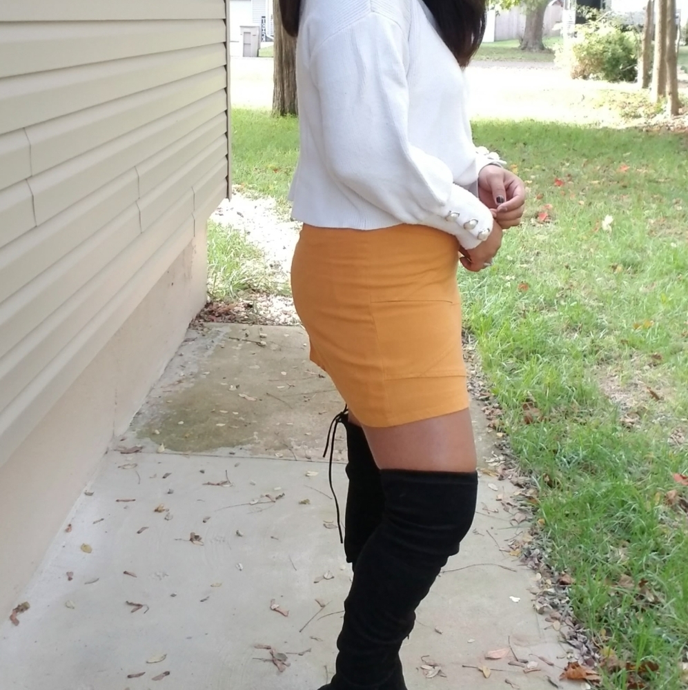 GOLDEN HOUR YELLOW TEXTURED MINI SKIRT - Picture 3 of 9